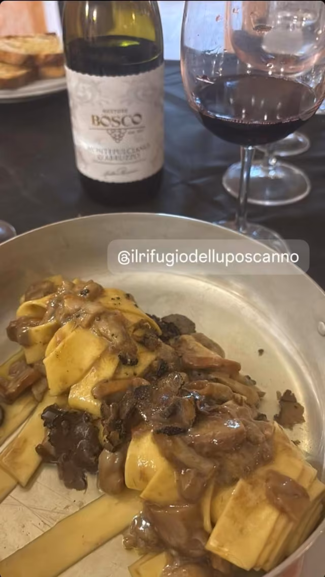 Bicchieri e bevande al banco del Rifugio del Lupo