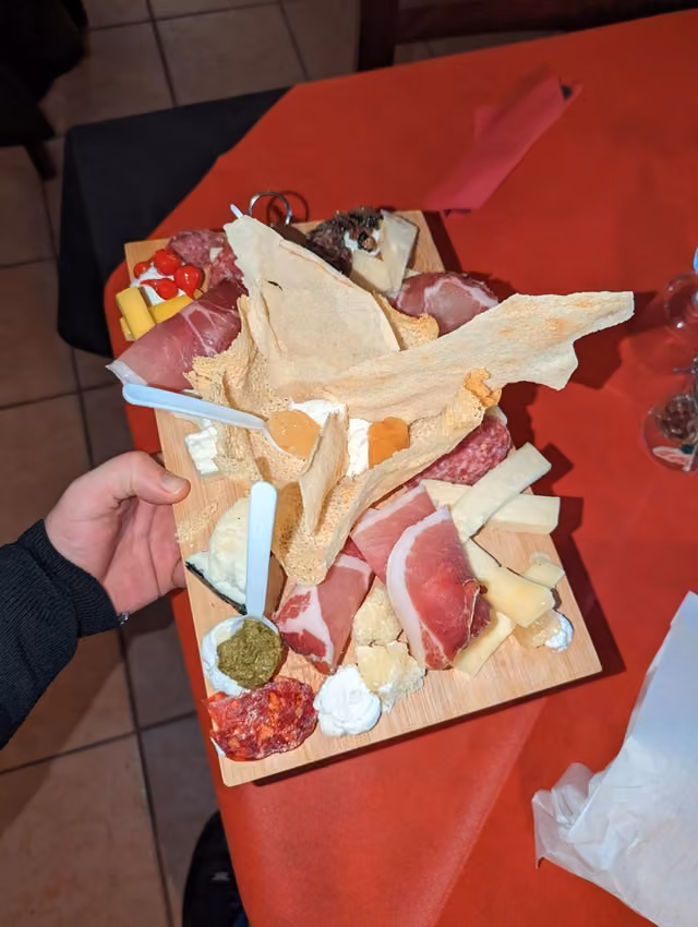 Dolce fatto in casa servito al Rifugio del Lupo a Scanno