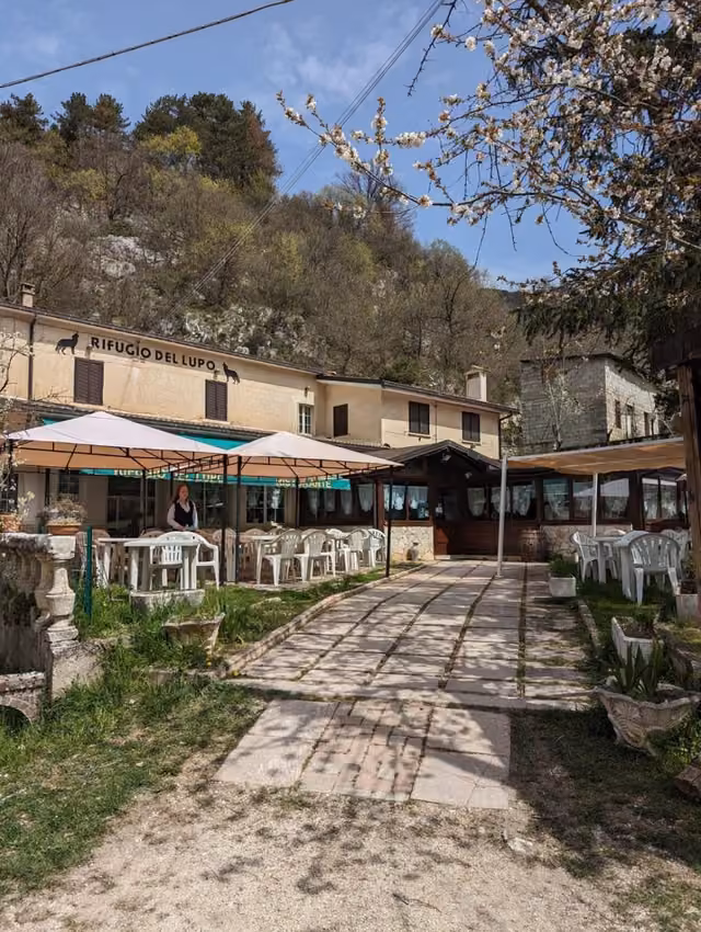 La struttura del Rifugio del Lupo immersa nel verde di Scanno
