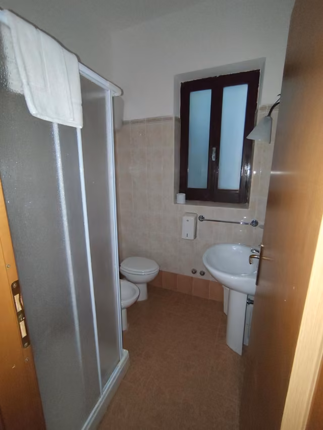 Bagno privato con WC e lavandino delle camere del Rifugio del Lupo