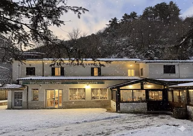 Il Rifugio del Lupo con la neve davanti, in inverno a Scanno